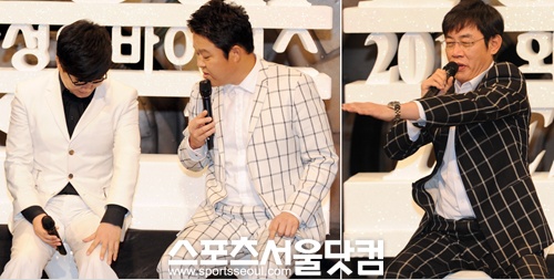 ▲ 기자간담회에서 옷의 불편함을 호소하는 MC들의 모습/ 사진=노시훈기자