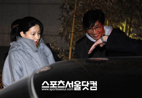 ▲ 여전한 미모를 과시한 이영애와 밝은 표정의 남편 정호영씨