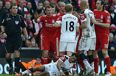 ▲부상에 고통스러워하는 루이스 나니 (출처=thenational)