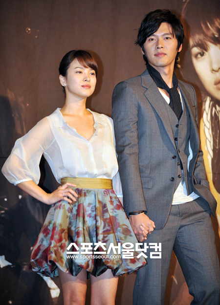 ▲ 지난 2008년 그들이 사는 세상 제작발표회에 참석한 송혜교-현빈/더팩트DB