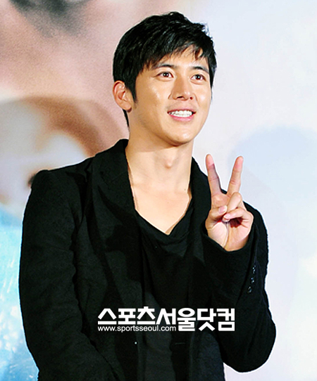 ▲ 최근 열애설을 인정한 배우 고수. /사진=더팩트DB