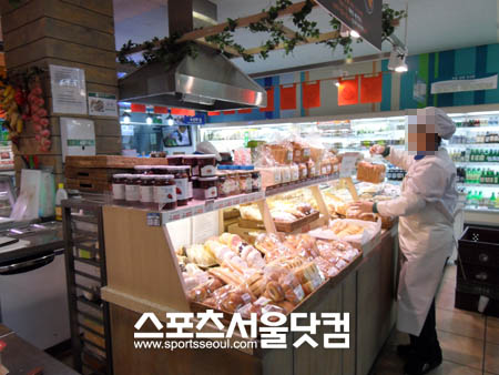 ▲ 위대한 버거를 판매하는 GS수퍼마켓 내부