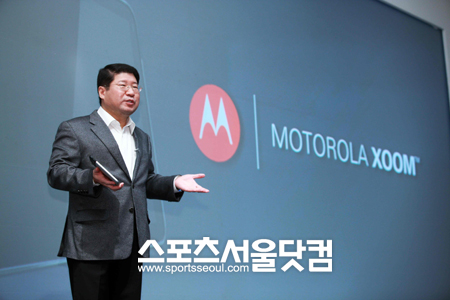 ▲  29일, 모토로라 첫 태블릿PC 모토로라 줌을 발표하는 정철종 사장