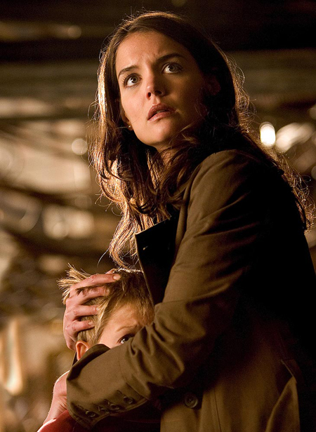 ▲최근 수리 크루즈가 손에 들고 있던 성기 모양 젤리에 대해 공식적으로 해명한 케이티 홈즈/사진=영화 스틸컷