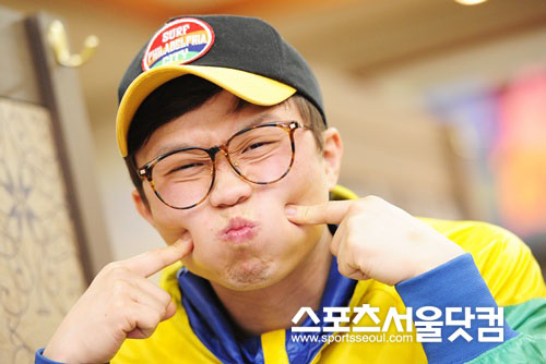 ▲ 3월, 눈내리던 날 만난 개그맨 박성광이 특유의 깜찍한 표정을 지어 보였다./사진=배정한 기자