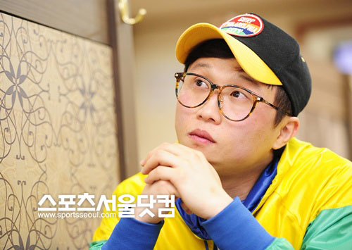 ▲ 기자의 돌발 질문에 신중히 생각하는 개그맨 박성광, 그는 개그콘서트 외모 순위에서 40명 중 30위를 말하는 겸손함을 보였다./사진=배정한 기자