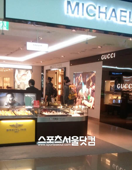 ▲ 면세점 구경 중인 이승준, 이동준 형제의 모습