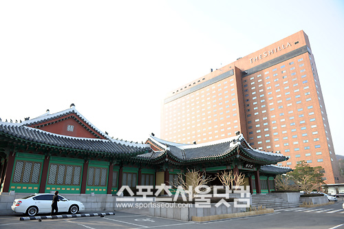 ▲ 한복 착용 손님의 출입을 거부해 물의를 일으킨 신라호텔 전경