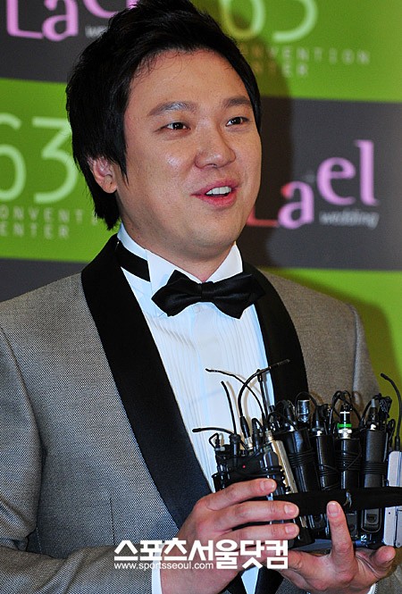 ▲ 결혼식을 앞두고 기자회견을 하고 있는 뮤지컬 배우 정성화