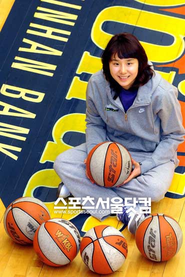 ▲ 팬들의 마음을 녹이는 미소로 포즈를 취한 최윤아/노시훈 기자