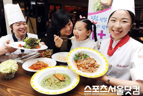 ▲20일 서울 중구 아스토리아호텔 벨라쿨라63에서 열린 포토 행사에서 모델들이 키즈 
   파스타 1+1 행사를 알리고 있다. /노시훈 기자