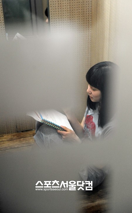 ▲큐브엔터테인먼트 연습생이 개인 훈련방에서 랩 연습을 하고 있다. /사진=노시훈 기자