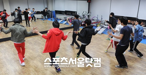 ▲연습생들이 안무실에서 춤을 맞춰 보고 있다. /사진=노시훈 기자