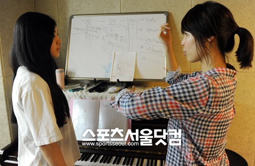 ▲보컬 트레이너가 연습생의 발성 교정을 하고 있다. /사진=노시훈 기자