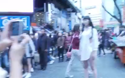 ▲지난해 10월 명동 한복판에 등장해 논란을 빚은 ‘옷찢녀’ 관련 동영상 캡처.