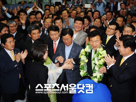 ▲4.27 재보선 분당을 지역에서 승리한 민주당 손학규 후보. 여당 텃밭이라는 
분당에서 당선돼 대권 후보로서 입지를 더욱 탄탄하게 구축했다. / 노시훈-
배정한 기자