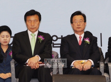 ▲4.27 재보선에서 맞붙은 민주당 손학규 후보(왼쪽)와 한나라당 강재섭 후보
가 21일 부활절 예배에 같이 참석했다.여야의 전, 현직 당 대표들의 
격돌로 분당을 선거구는 4.27 재보선의 최대 격전지로 손꼽히며 전국적인 
관심을 받았다. / 서울신문 제공