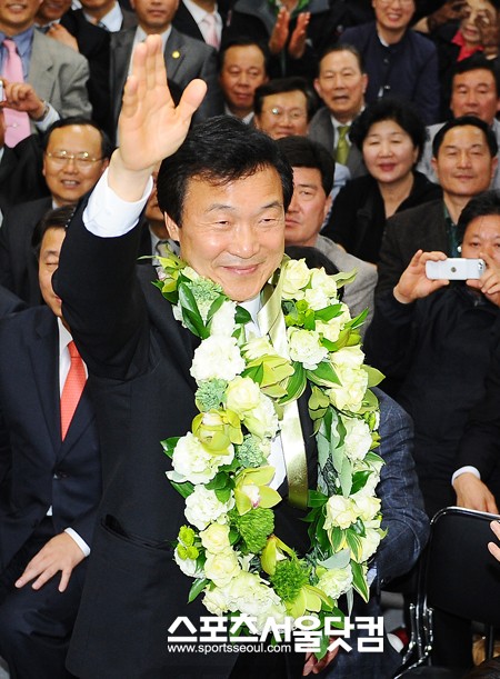 ▲ 분당을 선거에서 승리한 손학규 대표가 손을 흔들리고 있다.
/ 사진=노시훈, 배정한 기자