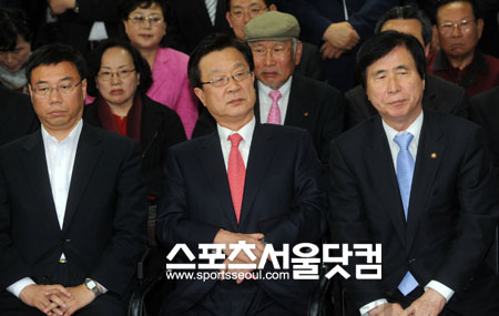 ▲ 한나라당 강재섭 후보(앞줄 가운데)와 고흥길 의원(앞줄 오른쪽)가 심각한 
표정으로 개표 방송을 지켜보고 있다./ 사진=노시훈, 배정한 기자