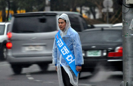 ▲ 나 홀로 선거 유세 활동을 펼치고 있는 김해시을 한나라당 김태호 후보. /김태호 후보 공식 홈페이지.