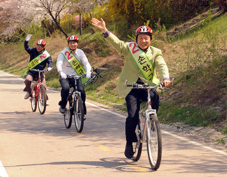 ▲ 지난 23일 손학규 후보가 ‘손들어 주세요’ 자전거 유세단과 함께 발대식을 갖고 자전거를 타고 분당 곳곳을 다니며 투표 참여를 호소하고 있다. /민주당 홈페이지.