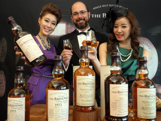 ▲모델들이 싱글몰트 위스키 발베니 피티드 캐스크 17년 한정판 등을 선보이고 있다. /이효균기자