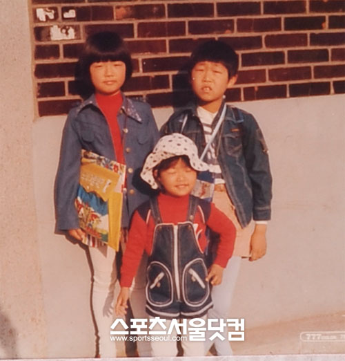 ▲ 삼남매 중 둘째인 전주원(왼쪽)은 어린 시절 오빠보다 키가 컸다.