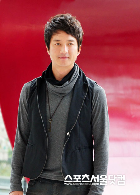 ▲배우 정준호가 이혼 위기설에 휘말린 가운데 해당 루머와 관련 있는 고소장을 작성한 고소인이 정준호가 맞다고 밝히고 나섰다./더팩트DB