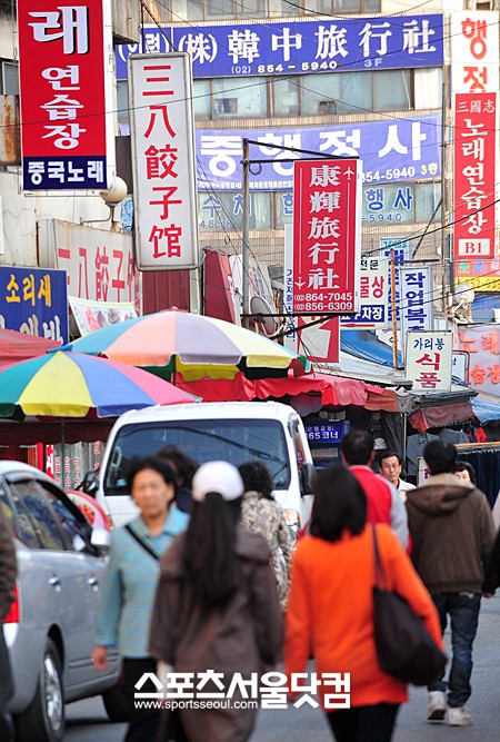 ▲한자로 가득한 간판들이 즐비한 가리봉동 연변거리. 중국에 온 것이 아닌가? 하는 착각이 들 정도이다. /문병희 기자
