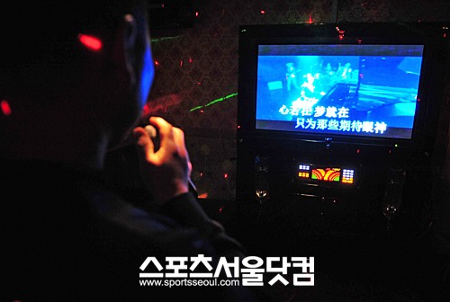 ▲노래방에서 중국 노래를 부르고 있는 조선족 - 연변거리에 있는 노래방은 많은 중국노래를보유하고 있어 인기가 많다.