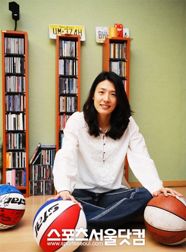 ▲ 자택 거실에 앉아 있는 전주원 / ⓒ 배정한 기자