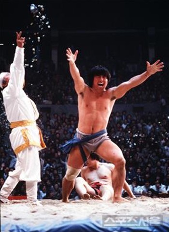 ▲ 현역 시절 이만기의 포효는  씨름의 상징이었다.