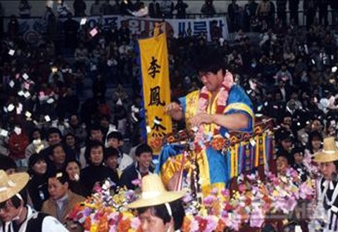 ▲ 꽃가마에 앉은 이만기, 그는 모두 10의 천하장사에 올랐다