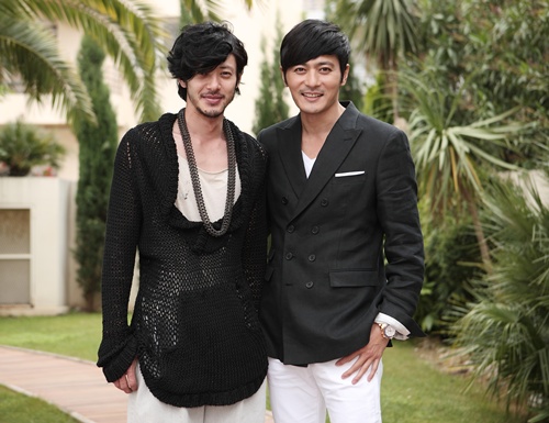 ▲ 영화 마이웨이 프로모션을 위해 칸을 방문한 오다기리 조(왼쪽)와 장동건이 한국 취재진과 인터뷰를 하고 있다. /사진=영화인 제공