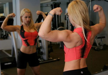 ▲최근 공개돼 화제를 모은 ‘근육녀’들 사진. 맨 아래 사진의여성은 “남자 아니냐”는 논란의 대상이 되고 있다. 사진 출처는 미국의 포토 사이트 ‘더차이브닷컴’.