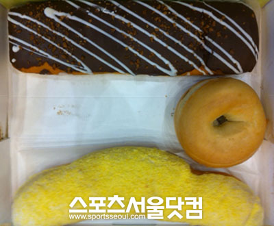 ▲ 위대한버거 초코맛, 바나나맛, 일반 도넛 비교 사진