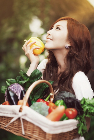 ▲ 지난해 결혼, 가정을 꾸린 슈가 일본 책 채소의 진실을 번역해 번역가로 변신했다./원규 앤 노블레스 제공