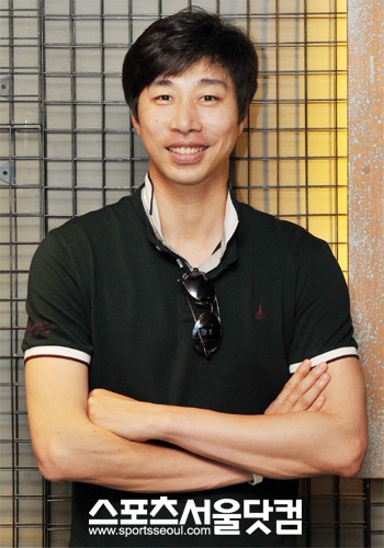 ▲사업과 배구 해설을 병행하고 있는 김세진 / ⓒ 문병희 기자