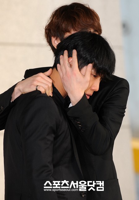 ▲SG워너비 멤버인 김진호와 이석훈이 슬픔을 나누고 있다. /노시훈 기자