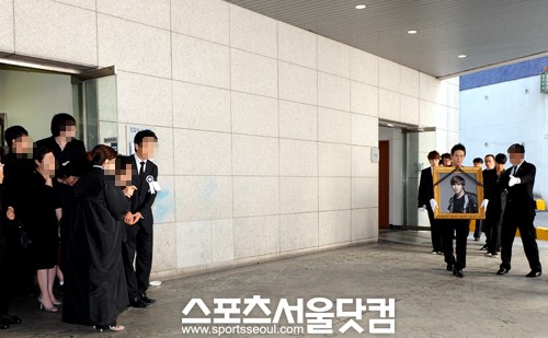 ▲고 채동하의 유족이 오열하는 가운데 고 채동하가 운구되고 있다. /노시훈 기자