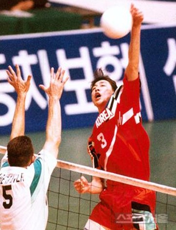 ▲ 높은 타점과 강력한 스파이크는 김세진의 상징이다