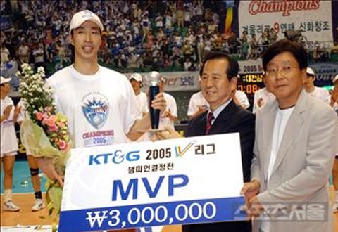 ▲ 프로 원년 우승과 함께 챔피언 결정전 MVP로도 선정됐다
