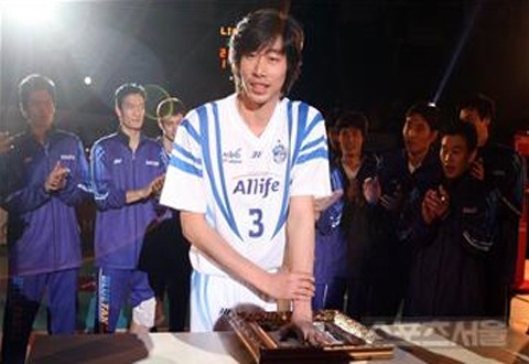 ▲ 2006년 12월 27일, 그는 정든 코트와 이별을 알렸다