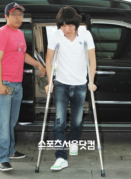 ▲신정환이 3일 서울중앙지법에 목발을 짚고 힙겹게 차량에서 내리고 있다./배정한 기자