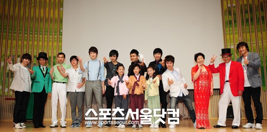 ▲ 힘차게 파이팅을 외치는 영광의 마술왕 도전자들.