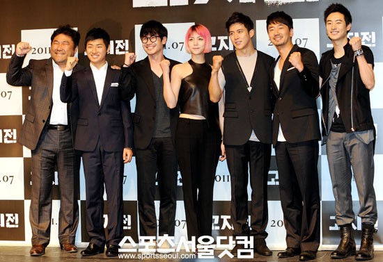 ▲파이팅를 외치는 고지전출연진. 고창석,이다윗,신하균,김옥빈,고수,류승수,이제훈(왼쪽부터)/노시훈 기자