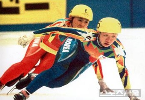 ▲전이경(앞쪽)과 양양A는 쇼트트랙 역사상 최고의 라이벌이었다