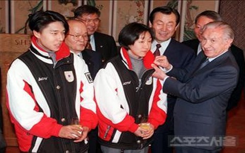 ▲나가노 동계올림픽 이후 환영식장에 들어선 김동성(왼쪽)과 전이경(가운데)