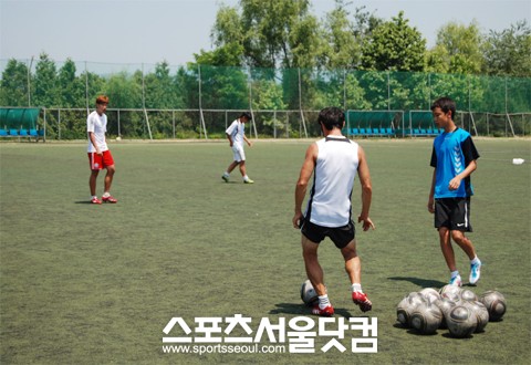 ▲ 섭씨 34도의 무더위 속에서도 슈팅 지도에 열중하고 있는 손웅정 감독(가운데)