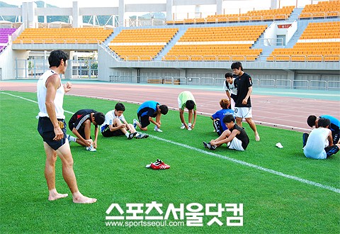 ▲ 손 감독은 선수들과 함께  뛰면서 휴식과 컨디션을 수시로 체크한다